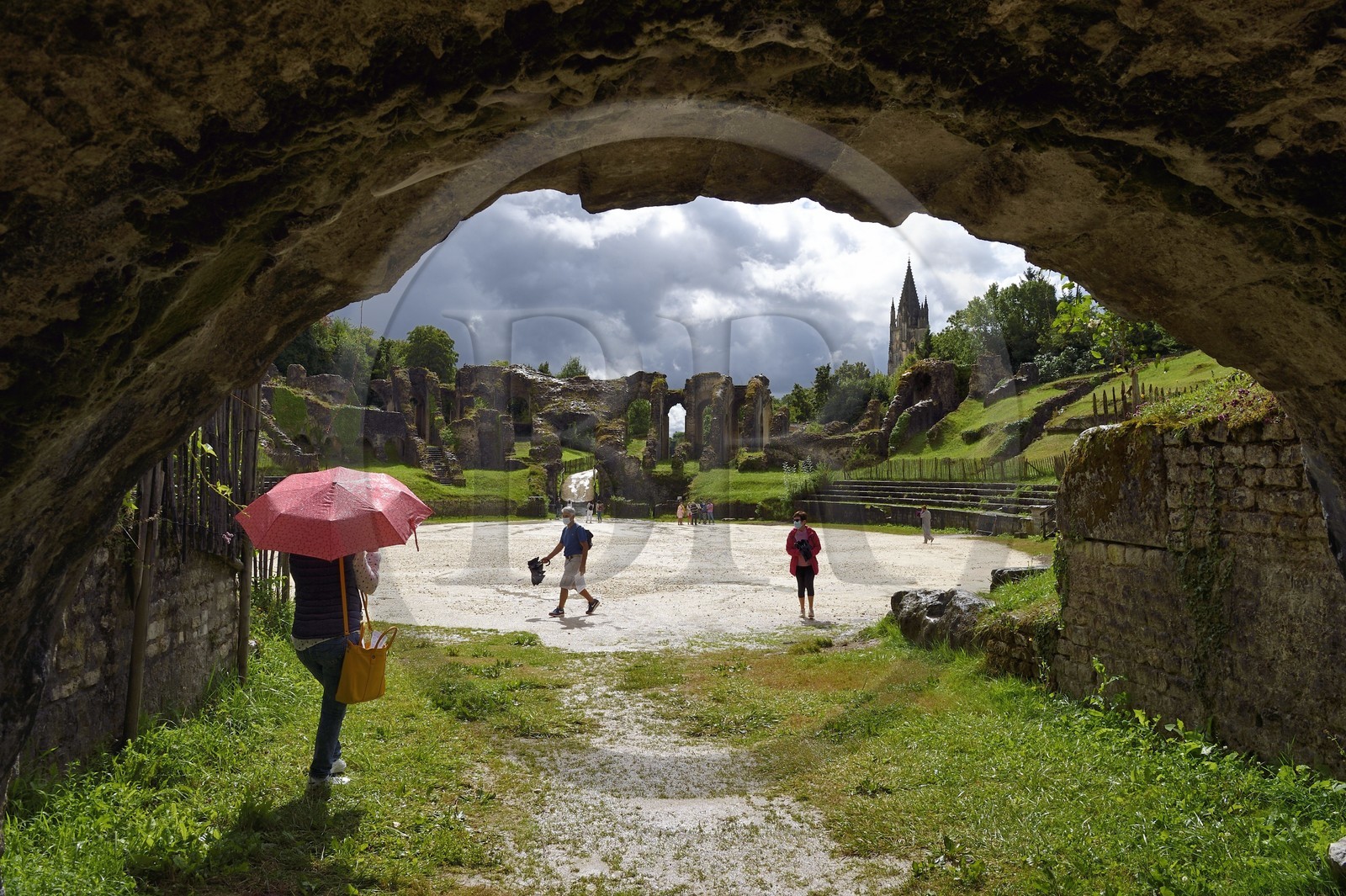 France, Charente-Maritime (17),  Saintonge, Saintes, amphithéâtre gallo-romain appelé localement les Arènes de Saintes, sa construction commence sous le règne de Tibère et s'achève sous le règne de Claude, vers 40 après JC, 127 mètres de long sur 102 de large, il pouvait accueillir près de 15 000 spectateurs, la basilique Saint-Eutrope en arrière plan