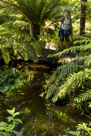 France, Finistère (29), Iles du Ponant, Ile de Batz, jardin Georges Delaselle ou jardin colonial, jardin exotique présentant une collection botanique provenant des cinq continents, Nicolas Seité membre de l’association Les Dragons de l’Ile de Batz nous guide à travers l'ile
