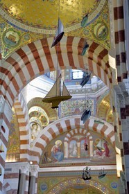 France, Bouches-du-Rhône (13), Marseille, basilique Notre-Dame de la Garde, de nombreux ex-voto sont offerts à la Vierge, au plafond sont suspendus de petits vaisseaux avec leurs agrès et ayant leur nom inscrit sur la poupe