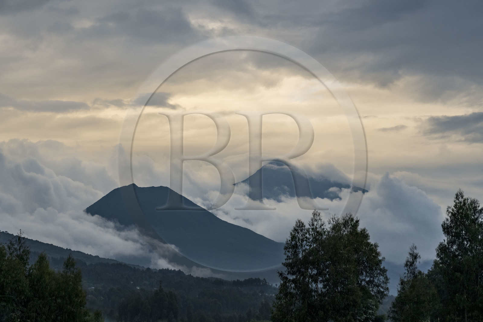 Rwanda, Province du Nord, District de Musanze (Ruhengeri), Kinigi, Campus Ellen DeGeneres du Dian Fossey Gorilla Fund, le Mont Gahinga à gauche et le Mont Muhavura à doite (les deux à la frontière de l'Ouganda)