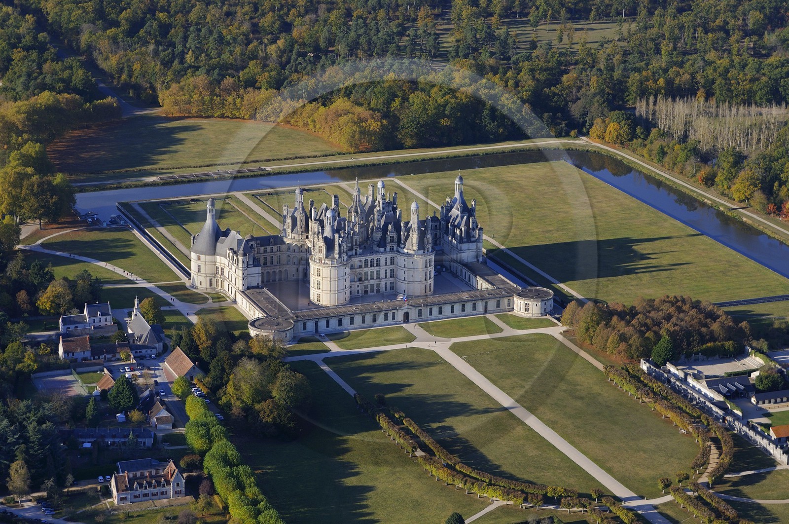 France, Loir et Cher (41), Vallée de la Loire classée Patrimoine Mondial de l' UNESCO, château de Chambord, façade Est (vue aérienne)