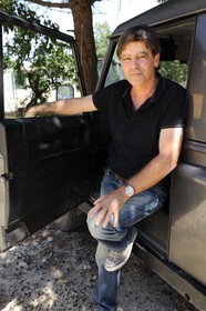 France, Gard (30), région du Pays d'Uzège, Uzès, Michel Tournayre créateur des “Truffières du Soleil” dans sa plantation truffière