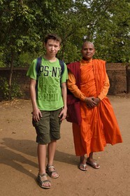 Sri Lanka, province du Centre-Nord, Polonnaruwa, l'ancienne capital du pays (XIe au XIIIe siècle) est classée au Patrimoine Mondial de l'UNESCO, Paul et une nonne bouddhiste