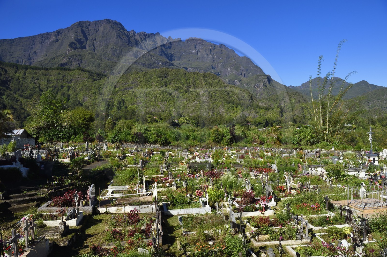 France, Ile de la Reunion, Cirque de Salazie, classé Patrimoine Mondial de l'UNESCO, Hell-Bourg, labellisé les Plus Beaux Villages de France, le cimetière constitué de tombes en pleine terre fleuries naturellement, la montagne du Piton des Neiges en arrière plan