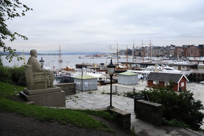 Norway, Oslo, statue of Franklin Roosevelt observing port