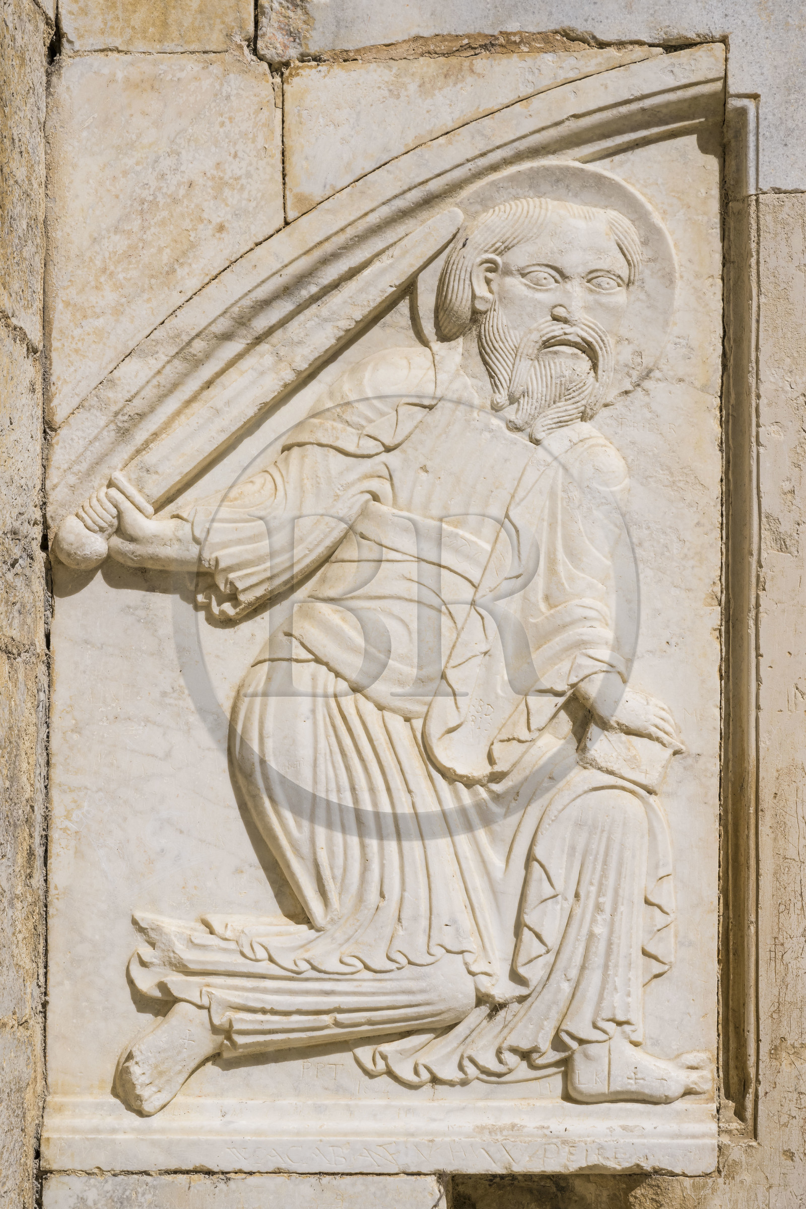 France, Hérault (34), Villeneuve-lès-Maguelone (Palavas-Les-Flots), cathédrale Saint-Pierre-et-Saint-Paul de Maguelone des XIIème et XIIIème siècles, le portail de la façade occidentale, le piédroit à gauche abrite un bas-reliefs de marbre blanc représentant Saint Paul