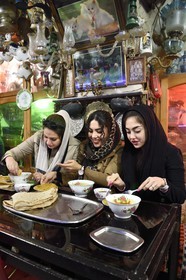 Iran, province d'Ispahan, Ispahan, la maison de thé et restaurant Chai Khaneh Azadegan, jeunes iraniennes étudiantes en ingénierie médicale qui se nomment, de gauche à droite, Pita, Nadia et Niloufar (pas de model release)