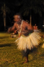 Tanzanie, Dar es-Salaam hôtel Mövenpick, spectacle de danses traditionnelles dans les jardins