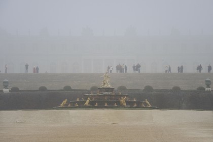 France, Yvelines, parc du Chateau de Versailles, listed as World Heritage by UNESCO, the Latona Basin in the winter fog