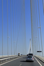France, entre Calvados (14) et Seine-Maritime (76), le Pont de Normandie enjambe la Seine pour relier les villes de Honfleur et du Havre