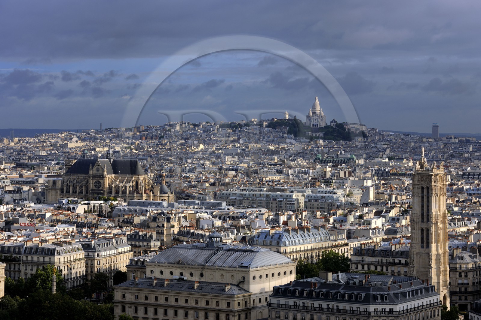 France, Paris (75), la Tour Saint-Jacques et le Sacré-Cœur sur la colline de Montmartre