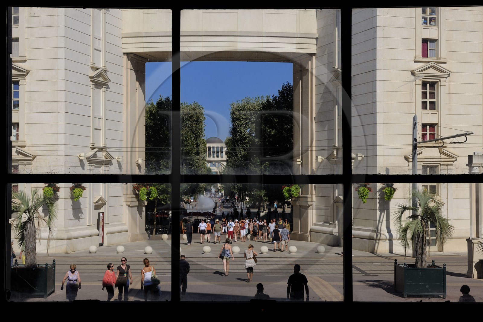France, Hérault (34), Montpellier, quartier Antigone de l'architecte Ricardo Bofill, place du Nombre d'Or, un axe piéton relie cette place au Lez vers l'est et au centre historique à l'ouest France, Hérault (34), Montpellier, quartier Antigone de l'architecte Ricardo Bofill, place du Nombre d'Or, un axe piéton relie cette place au Lez vers l'est et au centre historique à l'ouest