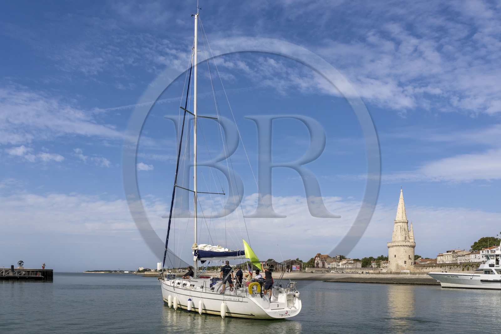 France, Charente-Maritime (17), La Rochelle, voilier à l'entrée Vieux Port, la tour de la Lanterne
