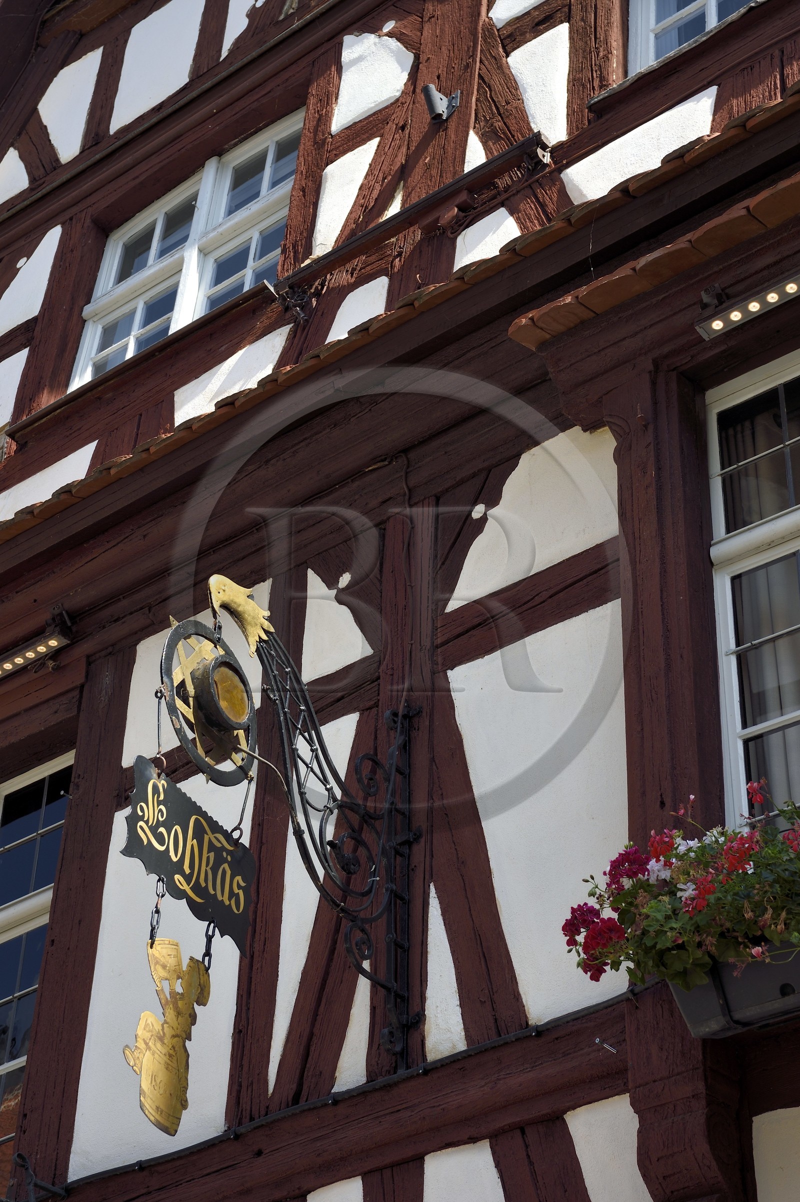 France, Bas-Rhin (67), Strasbourg, vieille ville classée au Patrimoine Mondial de l'UNESCO, quartier de la Petite France, restaurant Lohkäs rue du bain aux Plantes, enseigne avec l'étoile des brasseurs