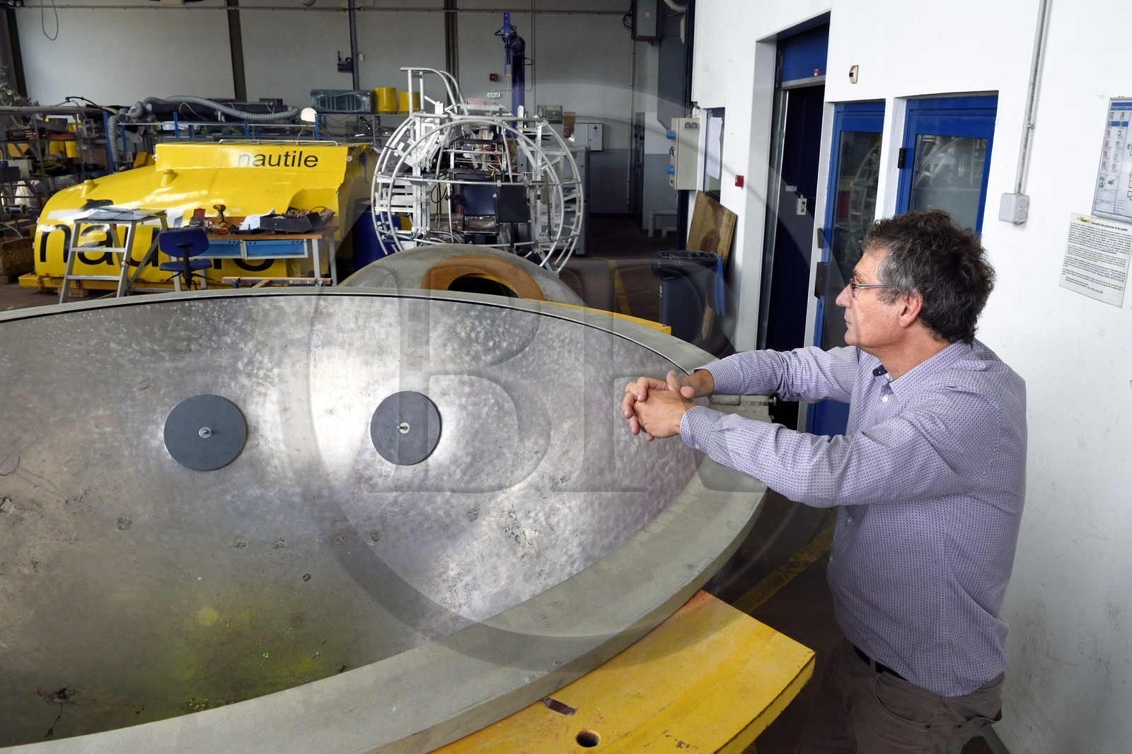 France, Var (83), La Seyne-sur-Mer, Vincent Rigaud, directeur du Centre de Méditerranée de l’Ifremer, devant les pièces du véhicule sous-marin autonome (AUV) Nautile