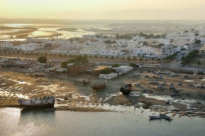 Sultanat d'Oman, gouvernorat de Ash Sharqiyah, ville et port de Sour, chantiers navals artisanaux de construction de boutres (dhows)