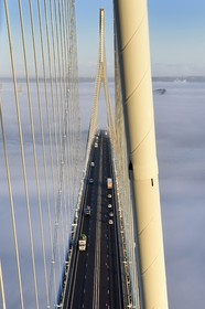 France, entre Calvados (14) et Seine-Maritime (76), le Pont de Normandie enjambe la Seine, les haubans qui soutiennent le pont