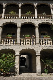France, Hérault (34), Pézenas, Hôtel d'Alfonse du 17éme siècle rue Conti où Molière et sa troupe donnèrent «le Médecin Volant», la seconde cour possède une galerie haute sur portique ouverte sur le jardin par une rangée d' arcades sur trois niveaux