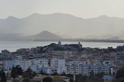 France, Alpes-Maritimes (06), Cannes, émergeant la vieille ville dans le quartier Le Suquet et à son sommet, la Tour du Suquet et le clocher de l'église Notre-Dame-de-l'Espérance, le massif des Maures en arrière plan