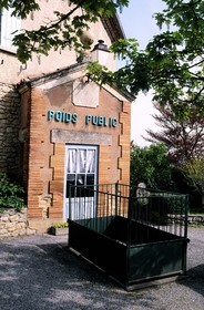 France, Haute-Garonne (31), Saint-Félix-Lauragais, petit bâtiment du Poids Public