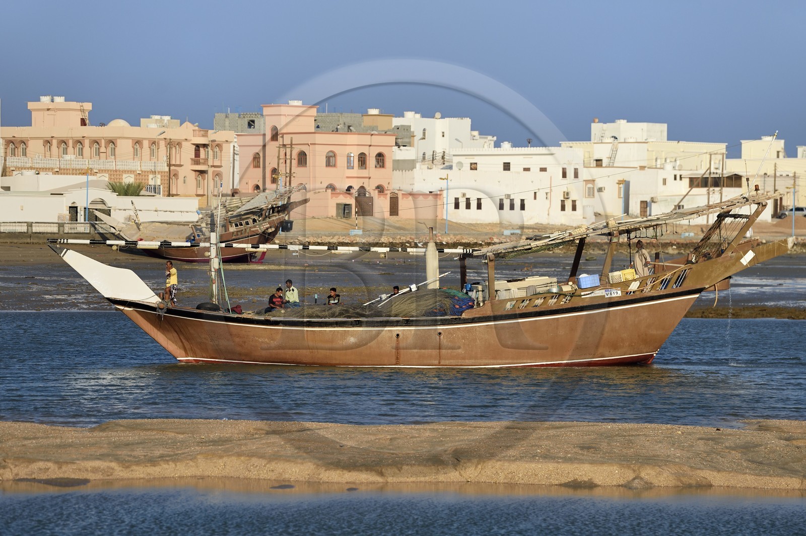 Sultanat d'Oman, gouvernorat de Ash Sharqiyah, ville et port de Sour, le vieux quartier de pêcheurs de Al Ayjah, pecheurs sortant du port sur leur boutre