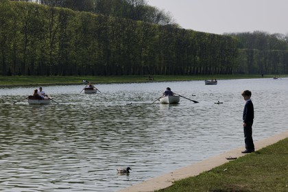France, Yvelines (78), parc du château de Versailles, classé Patrimoine Mondial de l'UNESCO, barques sur le Grand Canal