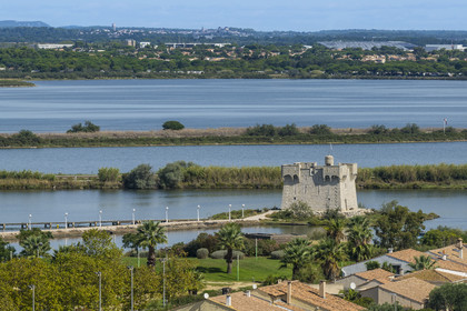 France, Hérault (34), Palavas-Les-Flots, la redoute de Ballestras, une ancienne tour d'alarme construite en 1744 devenu le musée consacré au peintre affichiste, dessinateur et caricaturiste Albert Dubout, l'étang du Méjean en arrière plan