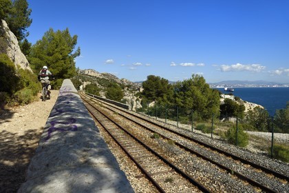 France, Bouches-du-Rhône (13), Le Rove vers Marseille, la Cote Bleue, randonnée de Niolon au Cap Méjean le long du Sentier des Douaniers, vététiste le long de la voie ferrée et la ville de Marseille en arrière plan