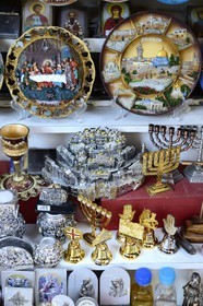 Israel, Jérusalem, ville sainte, vieille-ville classée Patrimoine Mondial de l'UNESCO, quartier chrétien, boutique de souvenirs et de produits religieux des trois religions