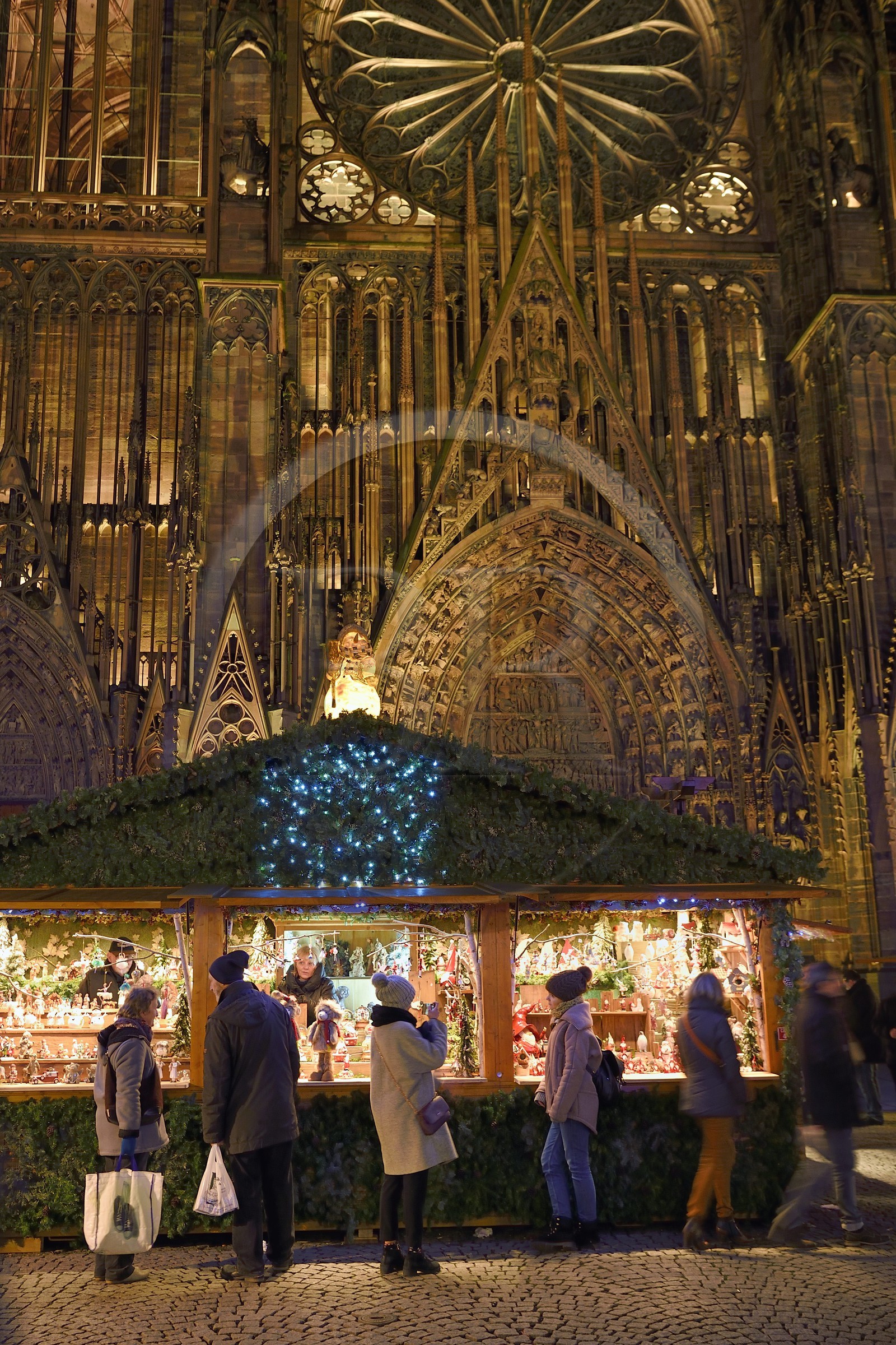 France, Bas-Rhin (67), Strasbourg, vieille ville classée au Patrimoine Mondial de l'UNESCO, étal du le Marché de Noel (Christkindelsmarik) place de la Cathédrale et la Cathédrale Notre-Dame