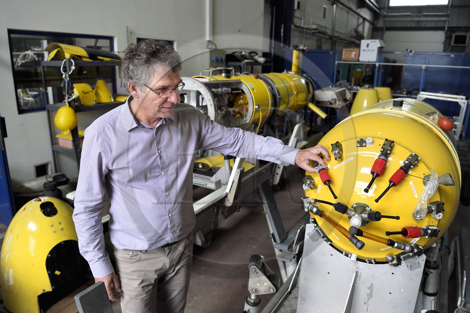 France, Var (83), La Seyne-sur-Mer, Vincent Rigaud, directeur du Centre de Méditerranée de l’Ifremer, devant les pièces du véhicule sous-marin autonome (AUV) Aster x