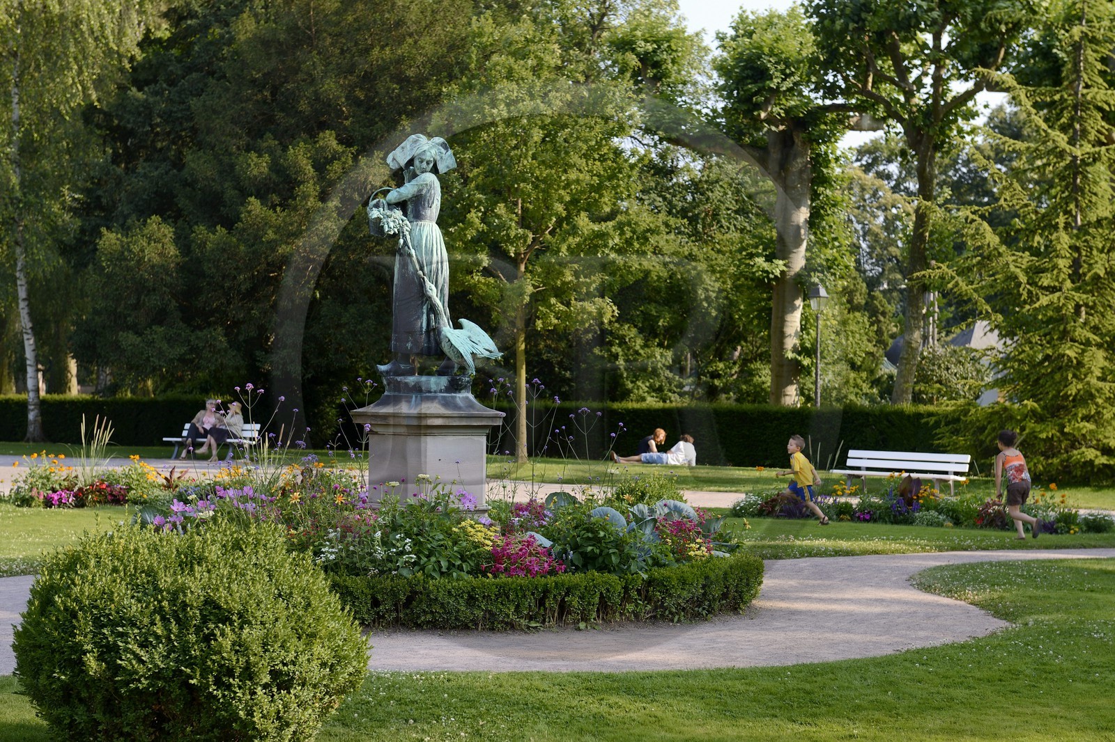 France, Bas-Rhin (67), Strasbourg, parc de l'Orangerie, statue en bronze de la Ganseliesel (Elisabeth gardienne d'oie) par le sculpteur Charles Albert Schultz (1899)