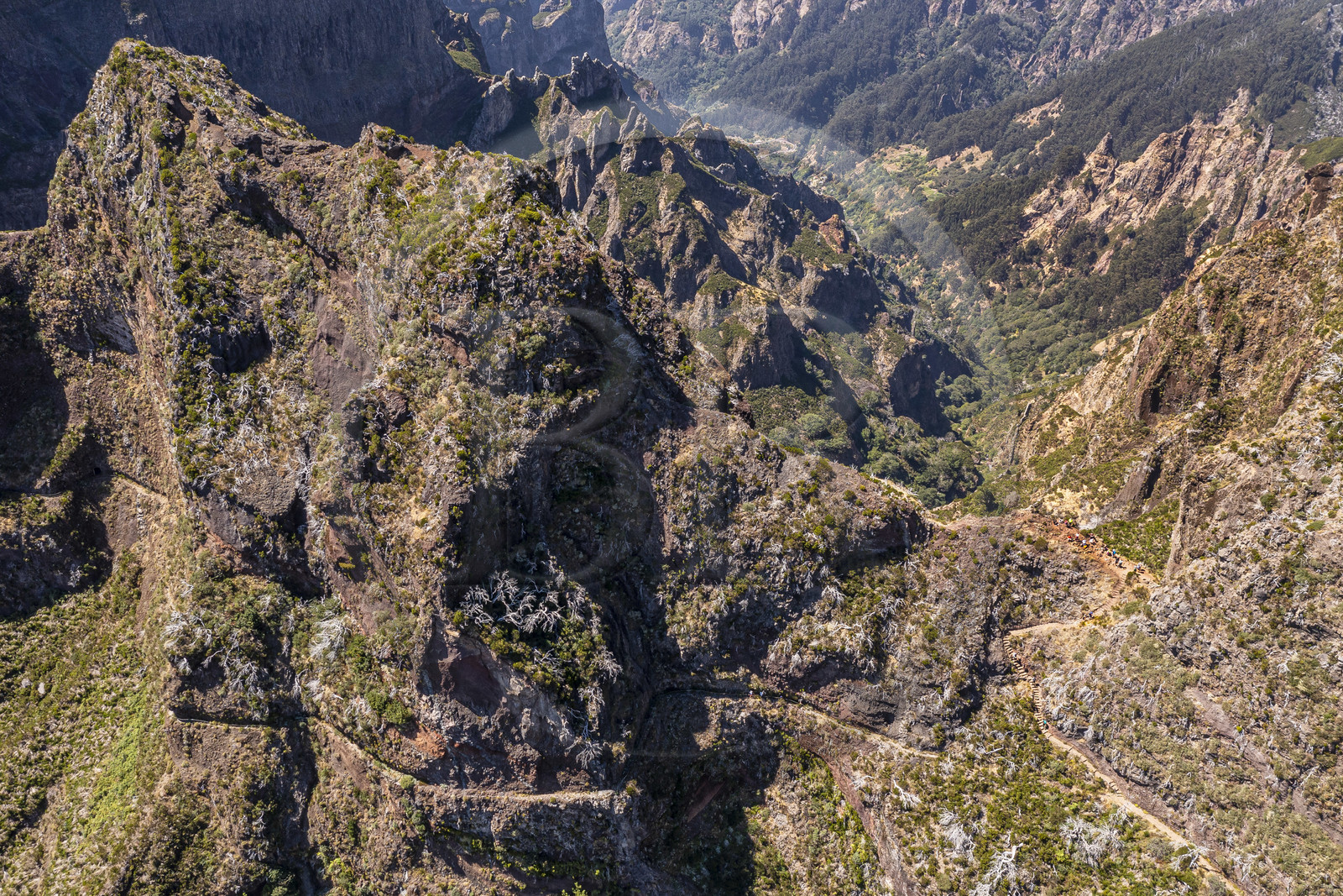 Portugal, Ile de Madère, randonnée sur le Vereda do Areeiro entre les monts Pico Ruivo (1862m) et Pico Arieiro (1817m), randonneurs franchissant le Pico Das Torres (vue aérienne)