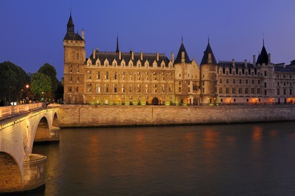 France, Paris (75), les rives de la Seine, classées Patrimoine Mondial de l'UNESCO, la Conciergerie sur l'île de la Cité et le pont au Change