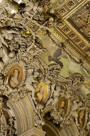 France, Paris (75), Opéra Garnier, détail du plafond et de la petite terrasse du foyer de la Danse