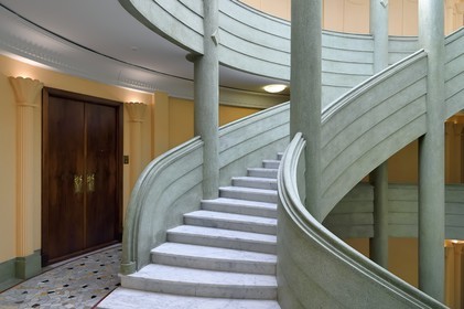 France, Alpes-Maritimes (06), Nice, quartier des Baumettes, l'immeuble Art déco Le Gloria Mansions, monumental escalier central à cage elliptique