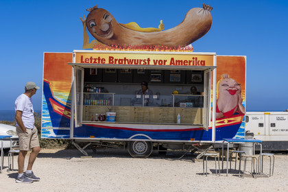 Portugal, Algarve, Sagres, Cape Saint Vincent (Cabo de Sao Vicente), the Letzte Bratwurst vor Amerika snack