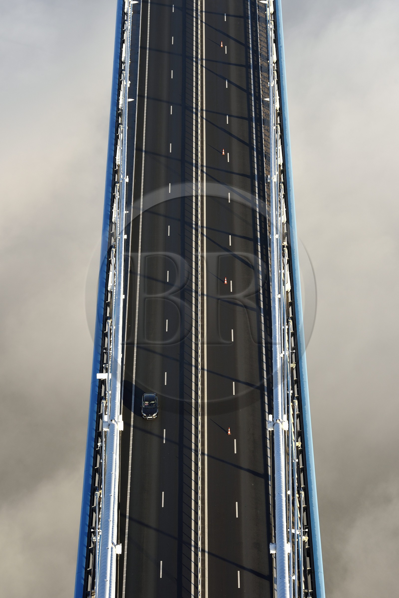 France, entre Calvados (14) et Seine-Maritime (76), le Pont de Normandie qui émerge des brumes matinales de l'automne et enjambe la Seine, vue depuis le sommet du pylone sud