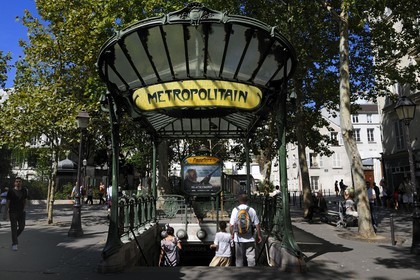 France, Paris (75), place des Abbesses, station de métro de style Art Nouveau d'Hector Guimard