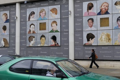 Royaume-Uni, Irlande du Nord, Belfast,  «Rêves» par Rita Duffy est une œuvre d'art provocante installée sur le nouveau batiment du n°1 Lanyon Quay le long d'Oxford Street