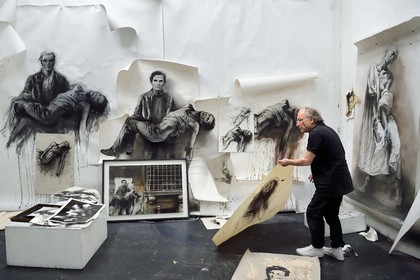 France, Ivry-sur-Seine (94), l'artiste plasticien Ernest Pignon-Ernest dans son atelier