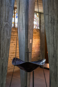 France, Charente-Maritime (17), Royan, église Notre-Dame de Royan construite de 1955 à 1958 par l'architecte Guillaume Gillet (Grand Prix de Rome), un bénitier surmonté d'une croix dessiné par Guillaume Gillet