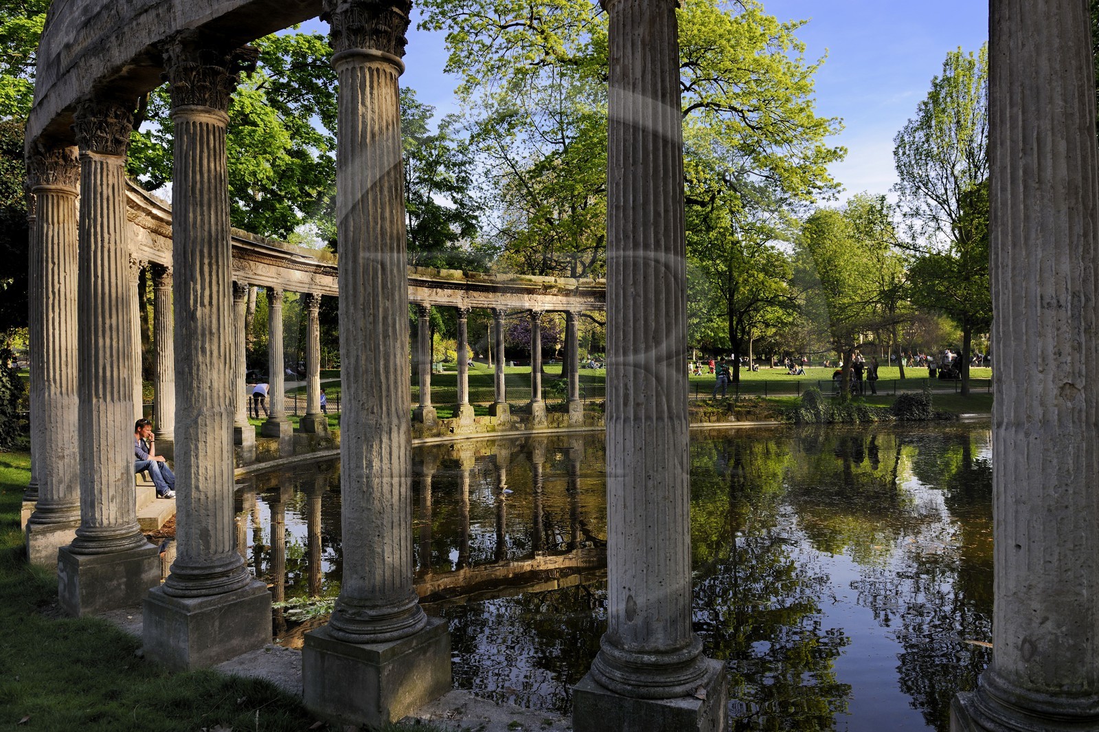France, Paris (75), parc Monceau, colonnade sur la pièce d'eau
