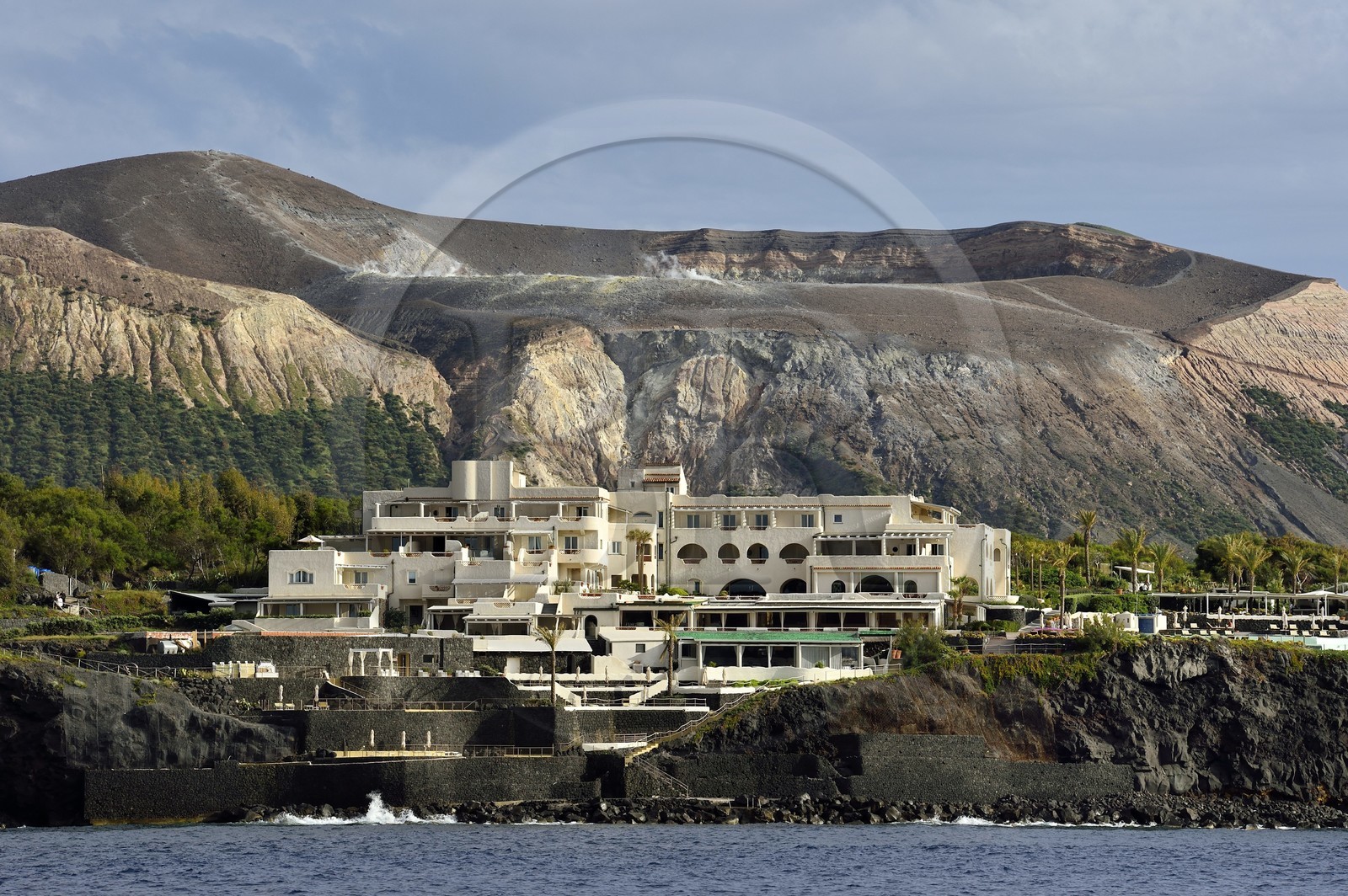 Italie, Sicile, iles Eoliennes, classées Patrimoine Mondial de l'UNESCO, ile de Vulcano,  Therasia Resort Sea & Spa au pied du volcan