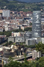 Espagne, Pays basque espagnol, Biscaye, Bilbao avec le musée Guggenheim de l'architecte Frank Gehry et la Tour Iberdrola