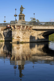France, Yonne (89), Auxerre, le pont Paul Bert sur l'Yonne et sa statue