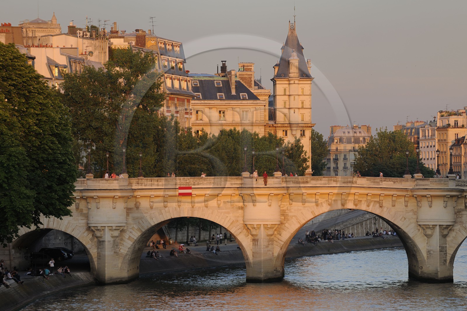 France, Paris (75), les rives de la Seine, classées Patrimoine Mondial de l'UNESCO, le Pont Neuf et le quai des Orfèvres France, Paris (75), les rives de la Seine, classées Patrimoine Mondial de l'UNESCO, le Pont Neuf et le quai des Orfèvres