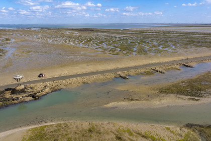 France, Vendée (85), île de Noirmoutier, Barbatre, l'estran en bordure du passage du Gois, chaussée submersible qui relie l'île au continent à marrée basse (vue aérienne)