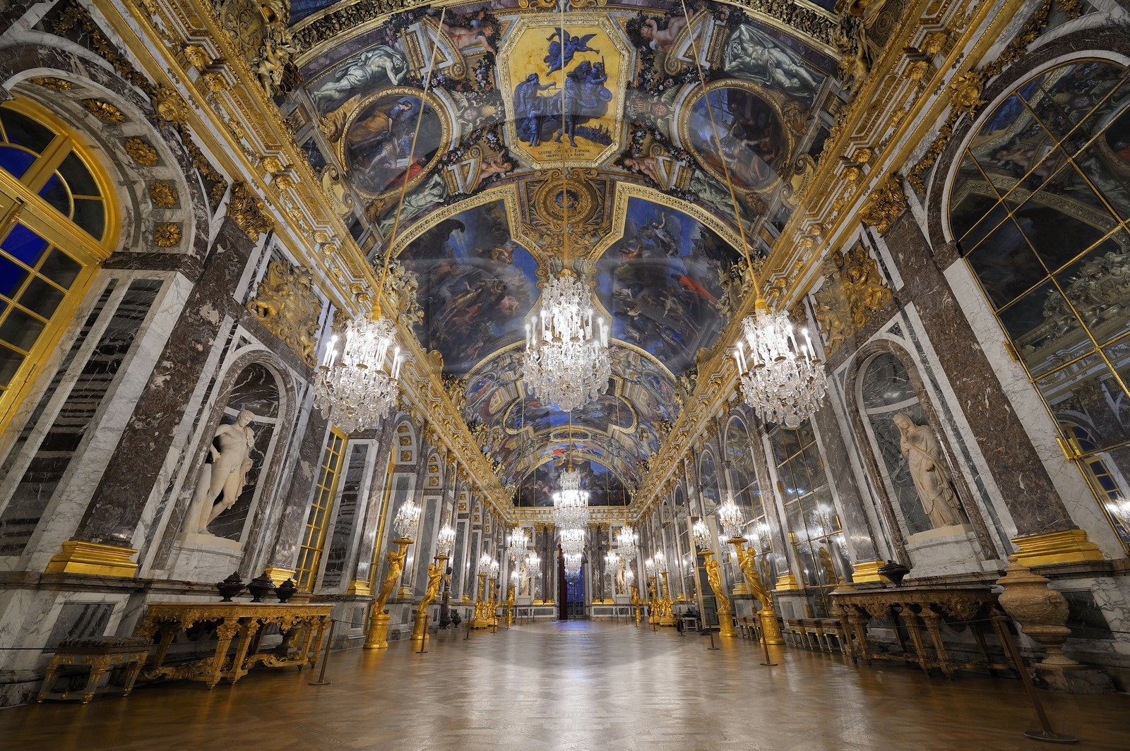 France, Yvelines (78), château de Versailles, classé Patrimoine Mondial de l'UNESCO, Galerie des Glaces (longueur 73m et largeur 10,50m) avec 17 fenêtres et 357 miroirs, architecte Jules Hardouin-Mansart (1678 - 1684)