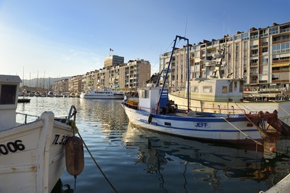 France, Var (83), Toulon, quai Cronstadt, les barres d'immeubles La Frontale conçues par De Mailly suite aux bombardements de 1944, le petit port de pêche en premier plan